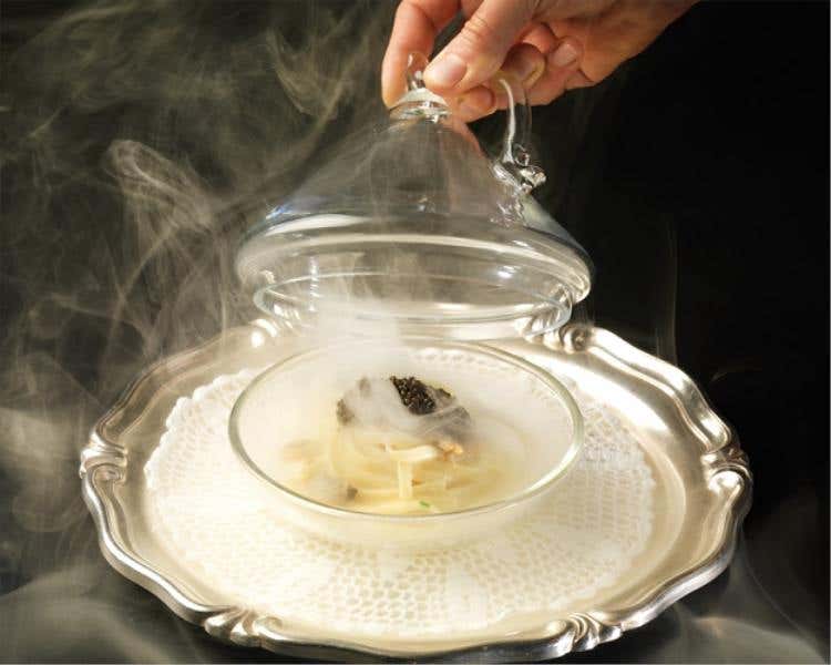 LINGUINE VONGOLE E CAVIALE